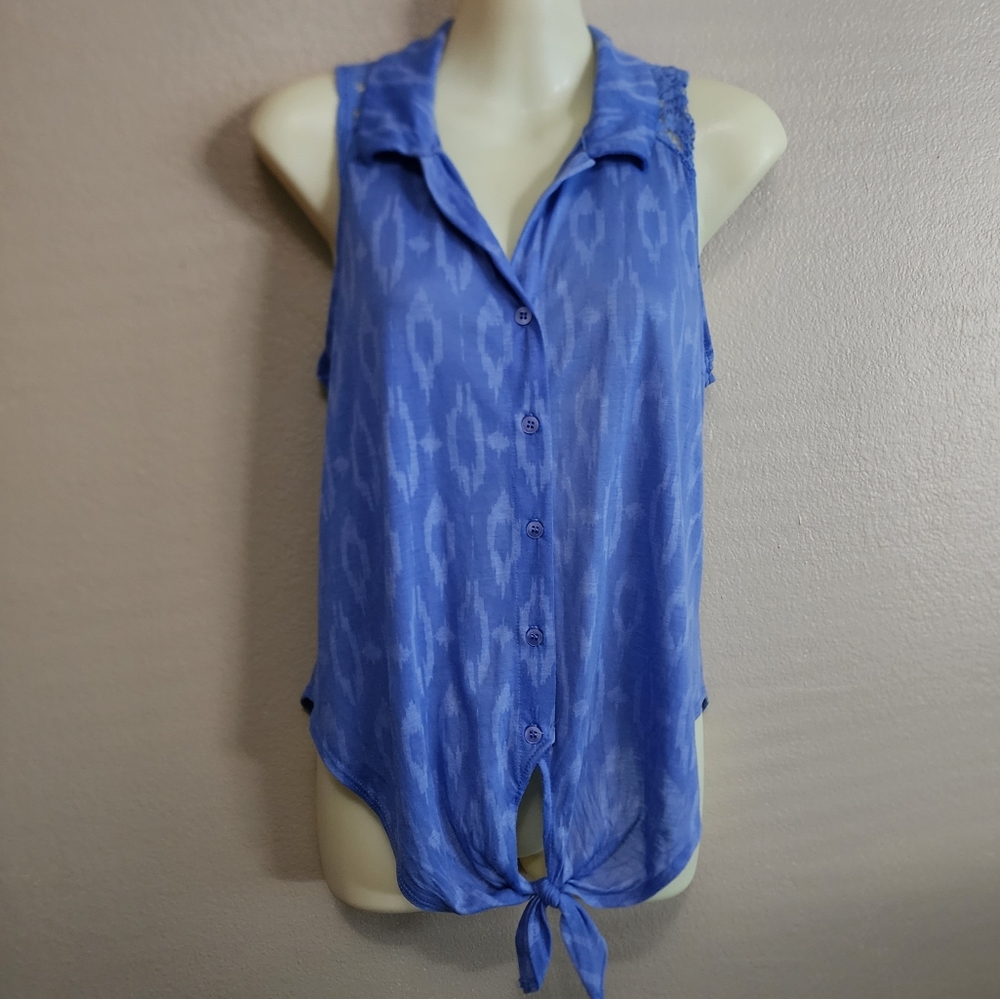 Sleeveless Button-down Collared Blouse